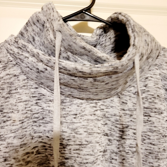 Gray and black stretchy sweater tunic. - Picture 2 of 10